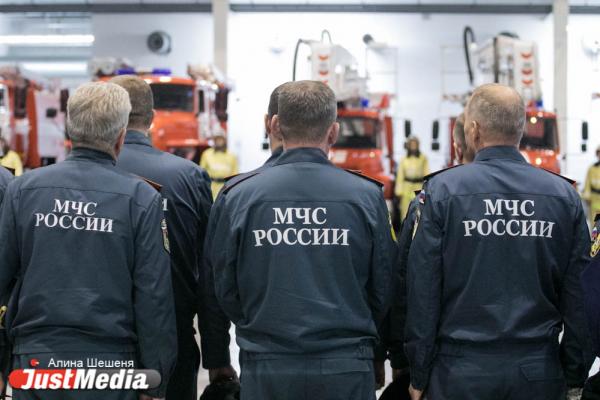 Куйвашев передал спасателям новые пожарные машины - Фото 5