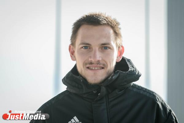 Защитник «Урала» Михаил Меркулов: «Сегодня чудесная погода: солнышко светит, очень мало ветра». В Екатеринбурге +6 - Фото 4