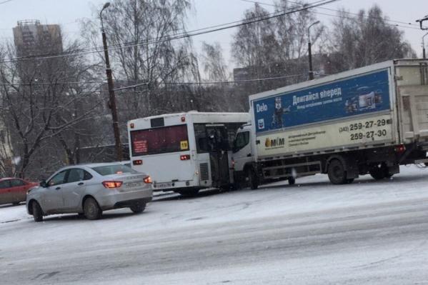 Снег, гололед и многочисленные ДТП парализовали дороги Екатеринбурга. ФОТО - Фото 2