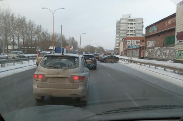 Снег, гололед и многочисленные ДТП парализовали дороги Екатеринбурга. ФОТО - Фото 3