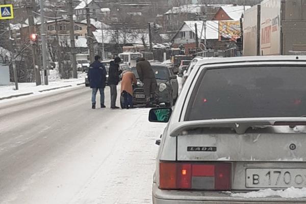 Снег, гололед и многочисленные ДТП парализовали дороги Екатеринбурга. ФОТО - Фото 4
