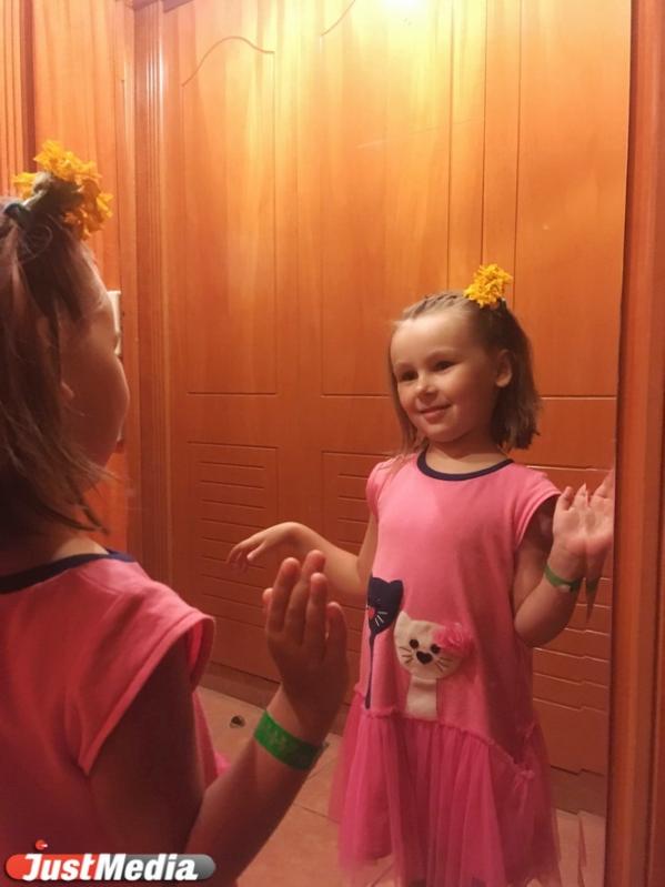 Маша Борисевич, 5 лет: «Привет из Египта. Тут солнечно, но один раз был дождь». А в Екатеринбурге -4 градуса и сильный снег - Фото 8