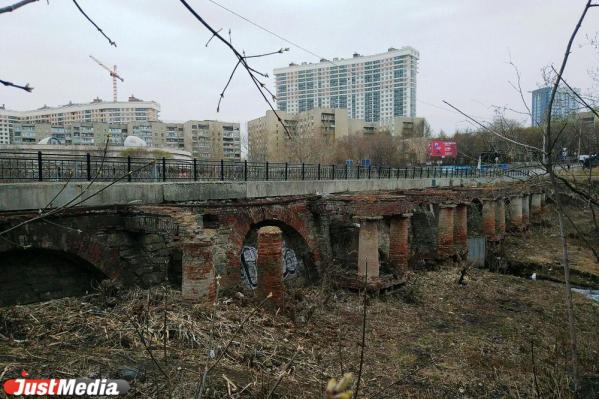 В Екатеринбурге реконструируют мост через Ольховку и благоустроят набережную - Фото 2
