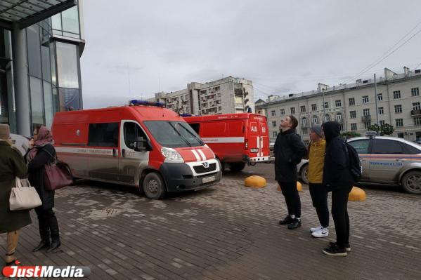 Из задымленного «Высоцкого» эвакуируют людей - Фото 2