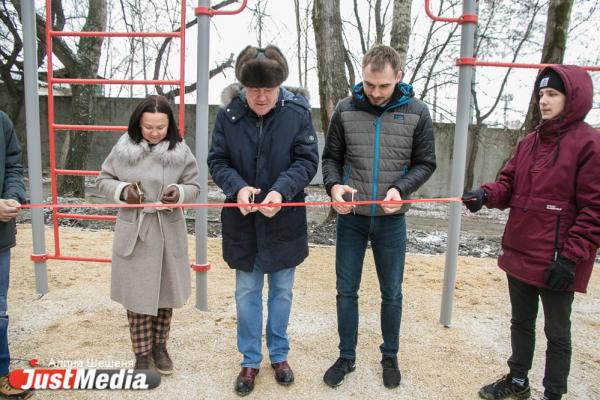 «Спортивные тренажеры – взрослым, качели и песочницы - детям». Антон Шипулин и благотворительный фонд «Общество «Малышева 73» открыли три спортивных площадки - Фото 13