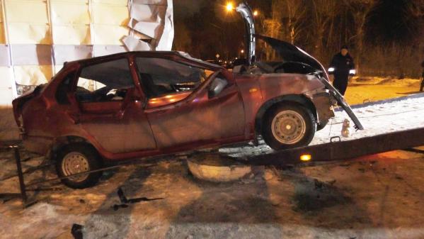 В Тавде, влетев в дом, погиб водитель легковушки  - Фото 2