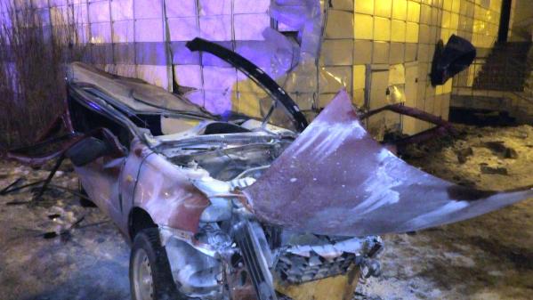 В Тавде, влетев в дом, погиб водитель легковушки  - Фото 3