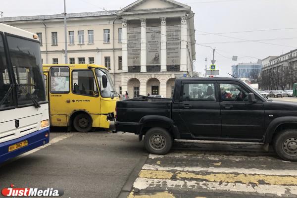 В Екатеринбурге у консерватории автобус столкнулся с УАЗом. Образовалась пробка - Фото 3