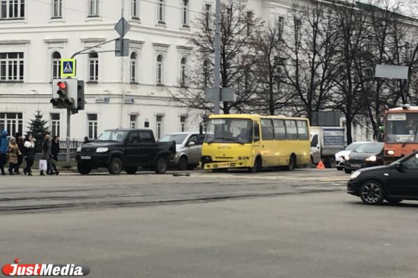 В Екатеринбурге у консерватории автобус столкнулся с УАЗом. Образовалась пробка - Фото 4