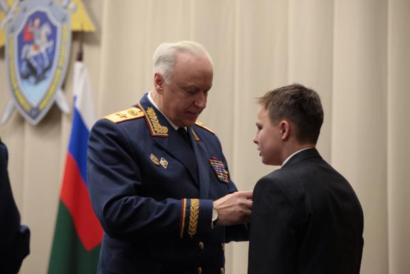 Александр Бастрыкин наградил дегтярского восьмиклассника, который спас тонущую девочку - Фото 2