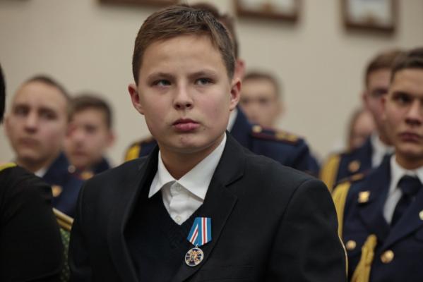 Александр Бастрыкин наградил дегтярского восьмиклассника, который спас тонущую девочку - Фото 3
