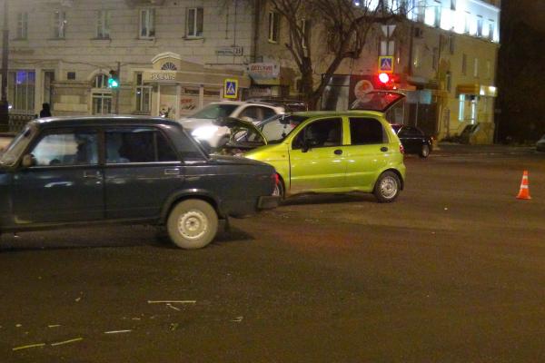 На Свердлова автоледи, нарушив ПДД, убрала с дороги еще одного нарушителя - Фото 2