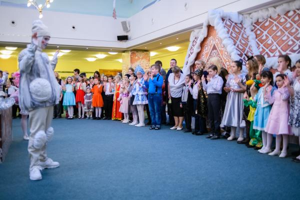 Евгений Куйвашев поприветствовал юных гостей первой новогодней губернаторской елки-2020  - Фото 5