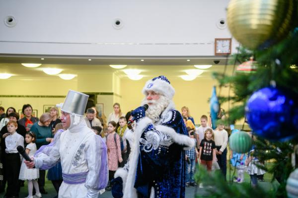Евгений Куйвашев поприветствовал юных гостей первой новогодней губернаторской елки-2020  - Фото 6