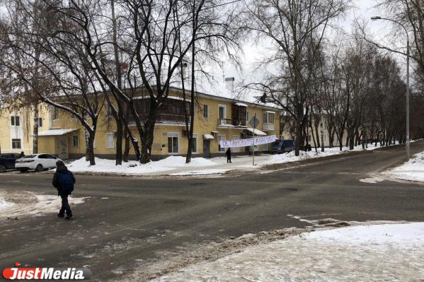 На перекрестке Стачек-Энтузиастов, где в ДТП погиб пешеход, появился транспарант «Остановите аварии» - Фото 2