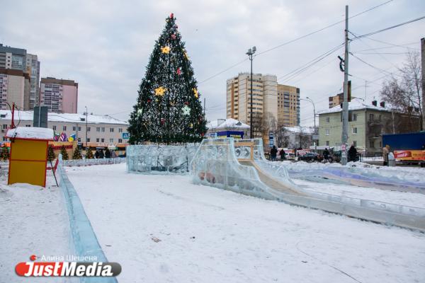 Смотрим, как выглядят районные ледовые городки Екатеринбурга - Фото 12