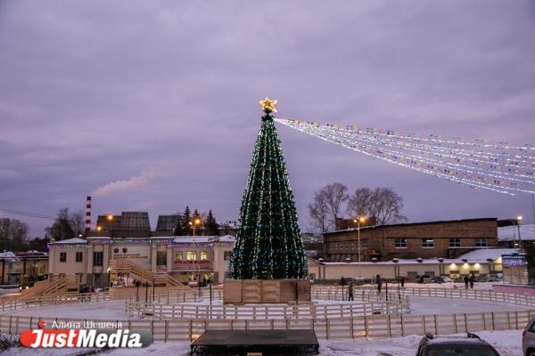 Смотрим, как выглядят районные ледовые городки Екатеринбурга - Фото 16