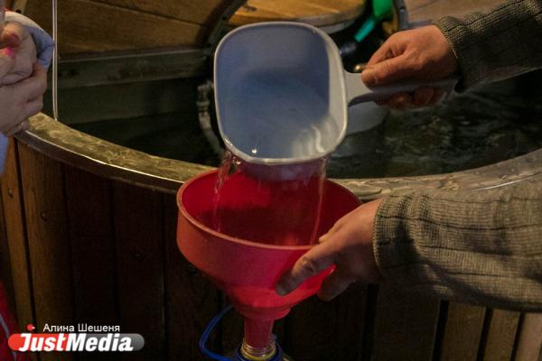 Спикер гордумы нырнул в ледяную воду - Фото 6