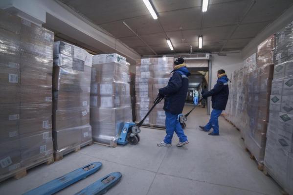 Уральский олигарх Симановский отправил в Китай миллионы масок и комбинезонов - Фото 2
