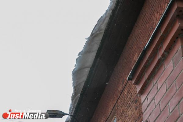 Осторожно, сосули! JustMedia.ru проверил, как коммунальщики чистят крыши - Фото 3