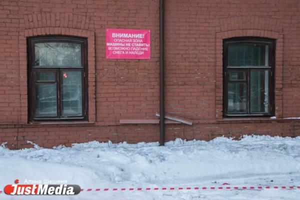 Осторожно, сосули! JustMedia.ru проверил, как коммунальщики чистят крыши - Фото 9