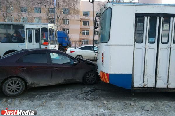 У Центрального стадиона столкнулись два автобуса, троллейбус и легковушка. Пострадали 3 человека - Фото 2