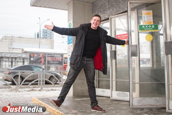 Владимир Лекарев, дрессировщик пеликанов: «Птицы, которые плавают рядом с нами, радуются каждому дню. Мы должны брать пример с них». В Екатеринбурге -5 и небольшой снег  - Фото 3