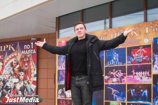 Владимир Лекарев, дрессировщик пеликанов: «Птицы, которые плавают рядом с нами, радуются каждому дню. Мы должны брать пример с них». В Екатеринбурге -5 и небольшой снег  - Фото 5