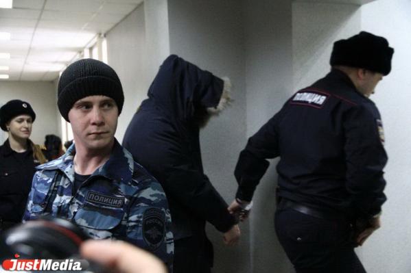  Кызласов не стал отвечать на вопросы прессы и закрыл лицо капюшоном - Фото 2