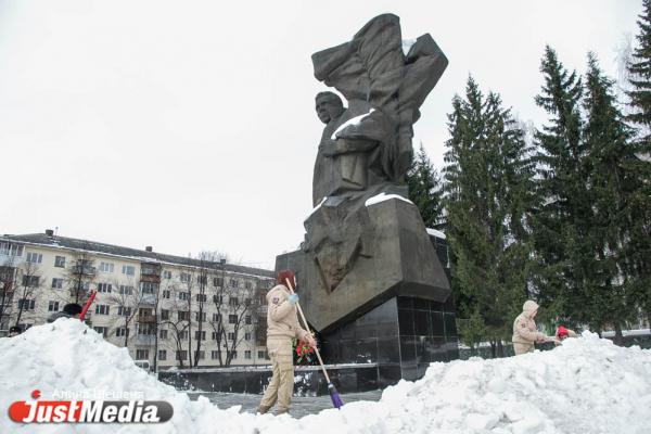«Юнармия» очистила от снега памятник уральскому разведчику на Уралмаше - Фото 6