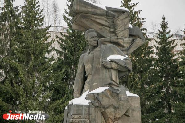 «Юнармия» очистила от снега памятник уральскому разведчику на Уралмаше - Фото 12