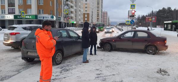 В Академическом мама с тремя детьми на «Шевроле» пролетела перекресток на «красный» и протаранила «Тойоту» - Фото 4