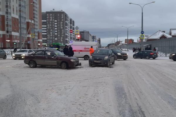 В Академическом мама с тремя детьми на «Шевроле» пролетела перекресток на «красный» и протаранила «Тойоту» - Фото 3