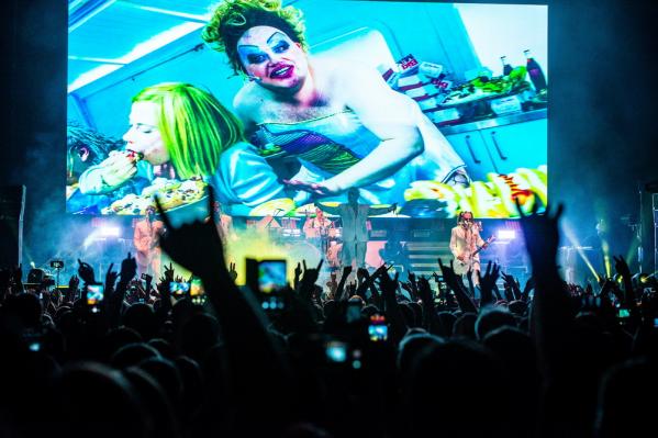 Вчерашний концерт Lindemann в Екатеринбурге разнес площадку Екатеринбург-ЭКСПО и пожалел психику российских фанатов - Фото 2