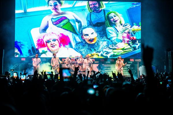 Вчерашний концерт Lindemann в Екатеринбурге разнес площадку Екатеринбург-ЭКСПО и пожалел психику российских фанатов - Фото 15