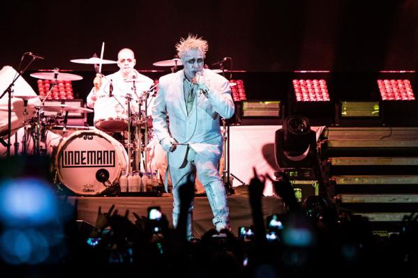 Вчерашний концерт Lindemann в Екатеринбурге разнес площадку Екатеринбург-ЭКСПО и пожалел психику российских фанатов - Фото 19