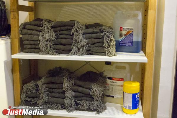 «Как мыли полы, так и моем сейчас». Как из-за коронавируса обрабатывают подъезды многоэтажных домов в Екатеринбурге - Фото 9