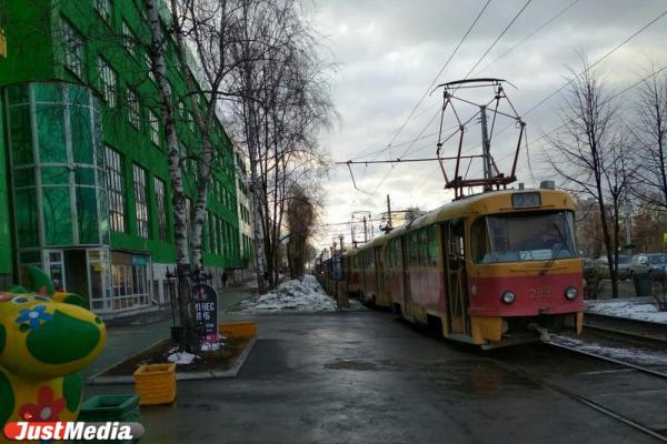 На ВИЗе трамвай сошел с рельсов, из-за чего остановилось движение транспорта - Фото 2