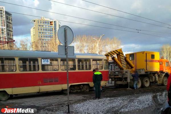 На ВИЗе трамвай сошел с рельсов, из-за чего остановилось движение транспорта - Фото 3
