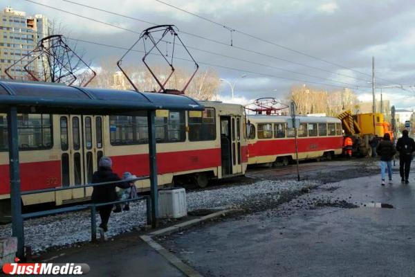 На ВИЗе трамвай сошел с рельсов, из-за чего остановилось движение транспорта - Фото 4