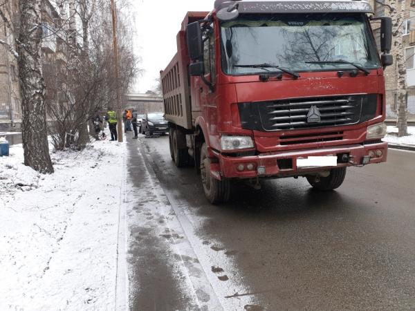 В Екатеринбурге в столкновении грузовика и легковушки пострадали двое детей  - Фото 2