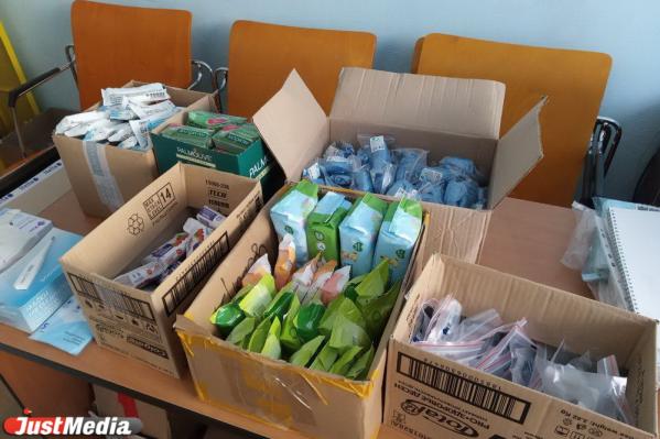 Красный крест начал выдавать екатеринбуржцам антибактериальные салфетки, мыло и маски, которые собирали для Гуанчжоу - Фото 3