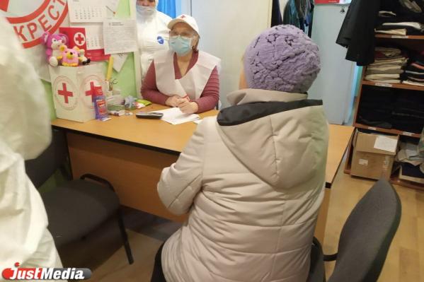 Красный крест начал выдавать екатеринбуржцам антибактериальные салфетки, мыло и маски, которые собирали для Гуанчжоу - Фото 4