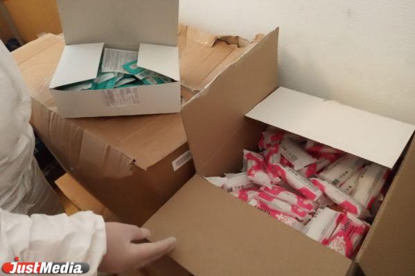 Красный крест начал выдавать екатеринбуржцам антибактериальные салфетки, мыло и маски, которые собирали для Гуанчжоу - Фото 10