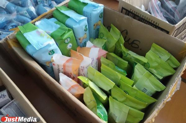 Красный крест начал выдавать екатеринбуржцам антибактериальные салфетки, мыло и маски, которые собирали для Гуанчжоу - Фото 13