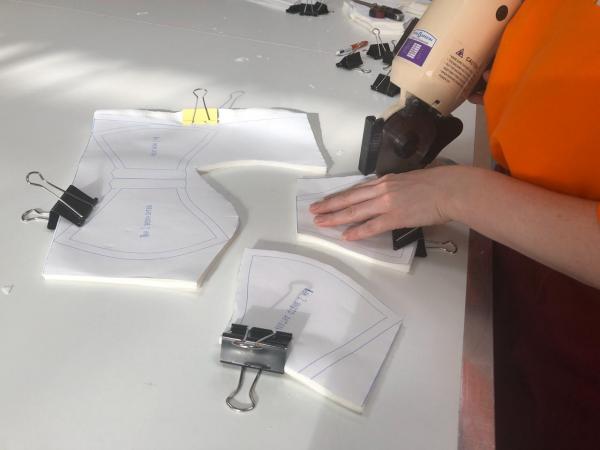 Свердловские швейные фабрики начнут выпускать маски - Фото 2