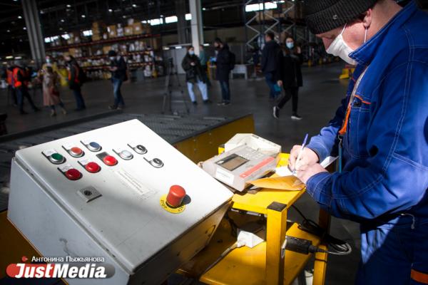 В Кольцово прилетела первая партия гуманитарного груза для борьбы с COVID-19 на 5 млн долларов - Фото 11