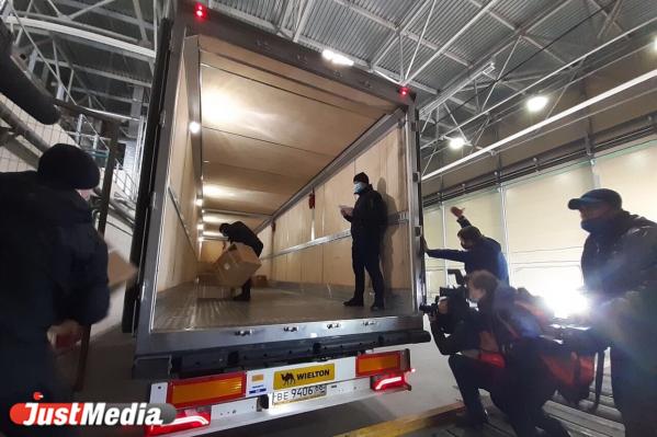 В Кольцово прилетела первая партия гуманитарного груза для борьбы с COVID-19 на 5 млн долларов - Фото 18
