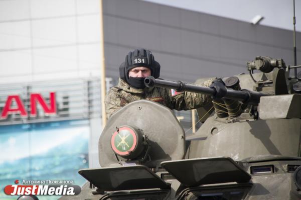 В Екатеринбурге прошла первая репетиция парада Победы. ФОТО - Фото 2