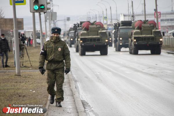 В Екатеринбурге прошла первая репетиция парада Победы. ФОТО - Фото 7
